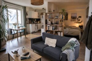 Un studio bien aménagé